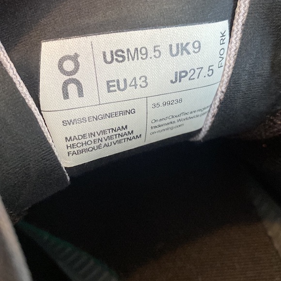 On cloud flow men’s running sneaker - Picture 3 of 5